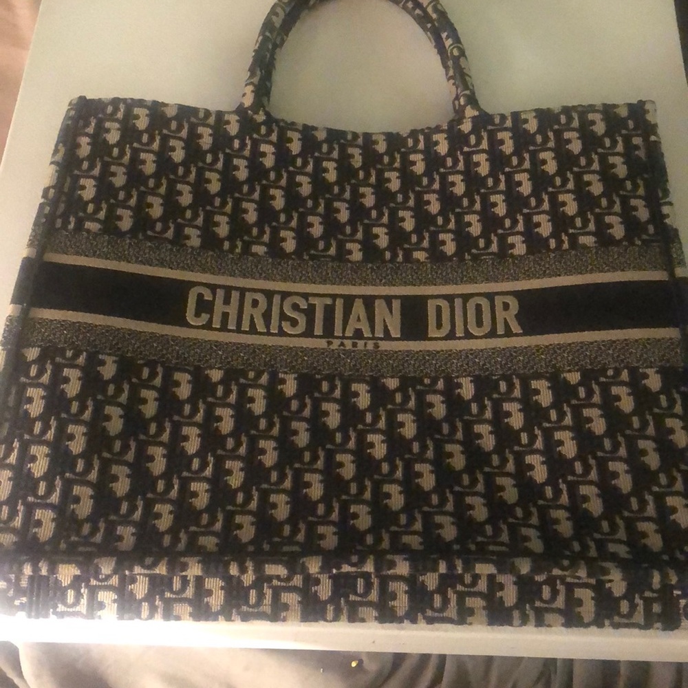 Authentic DIOR BOOK TOTE
Blue Dior Oblique Embroidery